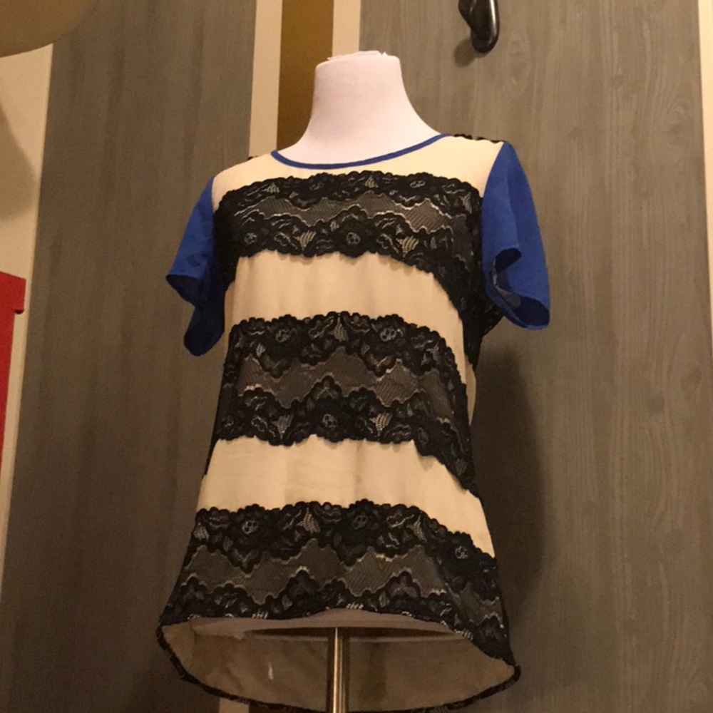 Size small boutique top